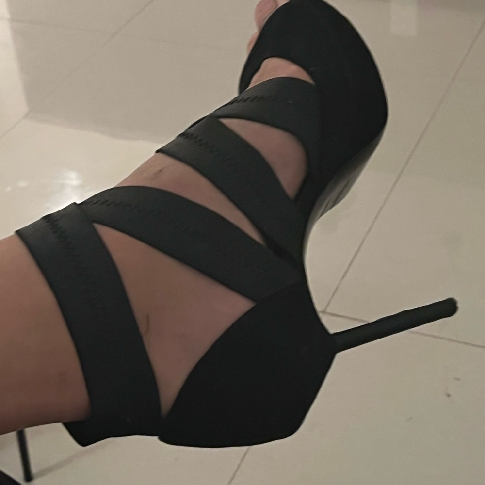 Stunning ultra comfortable, CHIC , CLASSIC YSL HIGH HEELS